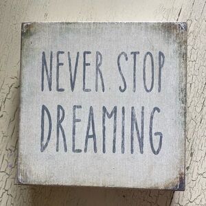 Motivational Gray Wall Art - Never Stop Dreaming